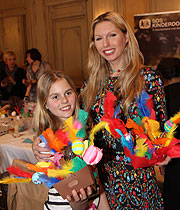 Dr. Sabine Piller mit Tochter beim Osterbasteln (Foto. Martin Schmitz)